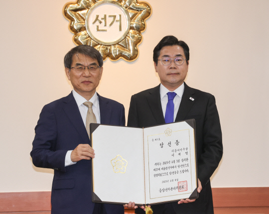 노태악 중앙선거관리위원장(왼쪽)이 4일 경기 과천시 중앙선관위에서 더불어민주당 박찬대 원내대표에게 이재명 대통령 당선인의 당선증을 전달한 뒤 기념촬영하고 있다.   연합뉴스